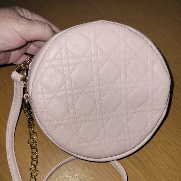 unbranded Handbags - Adorable Round Pink chain purse